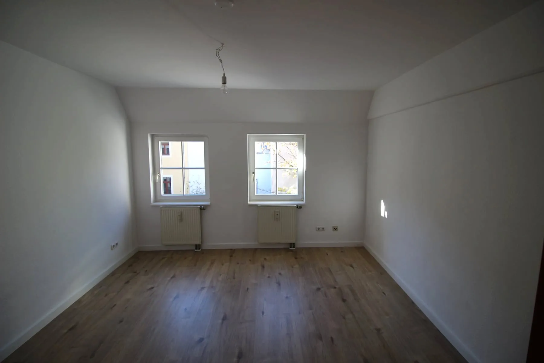 3-Zimmer-Wohnung im Dachgeschoss, Kaufhausgasse 3: Helles Zimmer mit zwei Fenstern