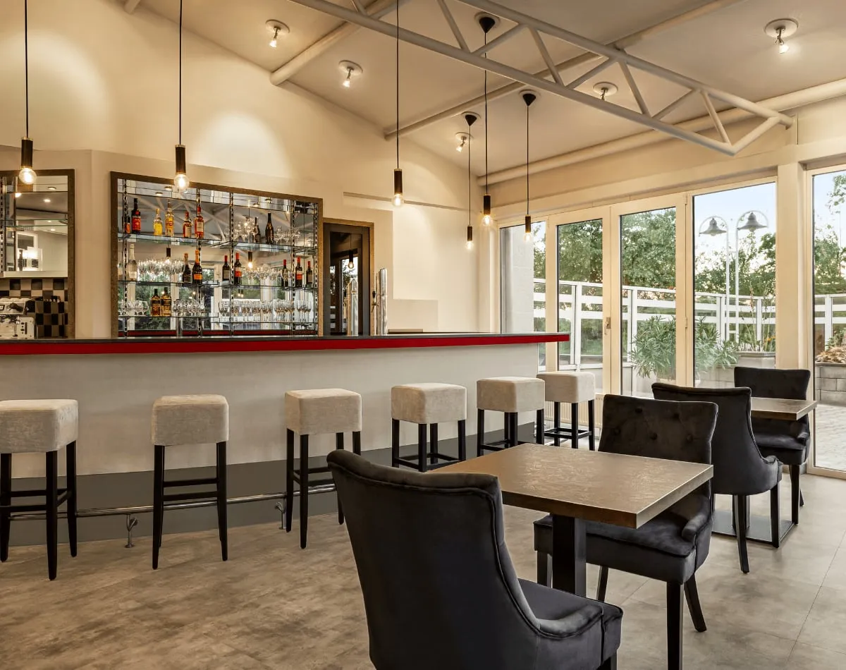 Renoviertes 4-Sterne-Hotel bei Halle, Kabelsketal OT Dölbau: Hotelbar