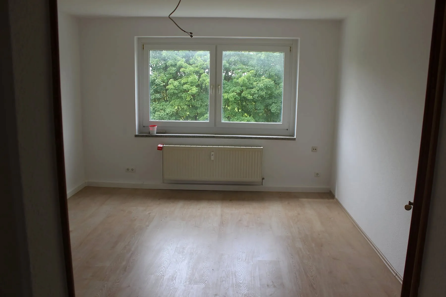 3-Zimmer-Wohnung mit Laminat im 3. Obergeschoss, Albert-Funk-Straße 12: Heller Wohnraum mit großem Fenster und Blick ins Grüne