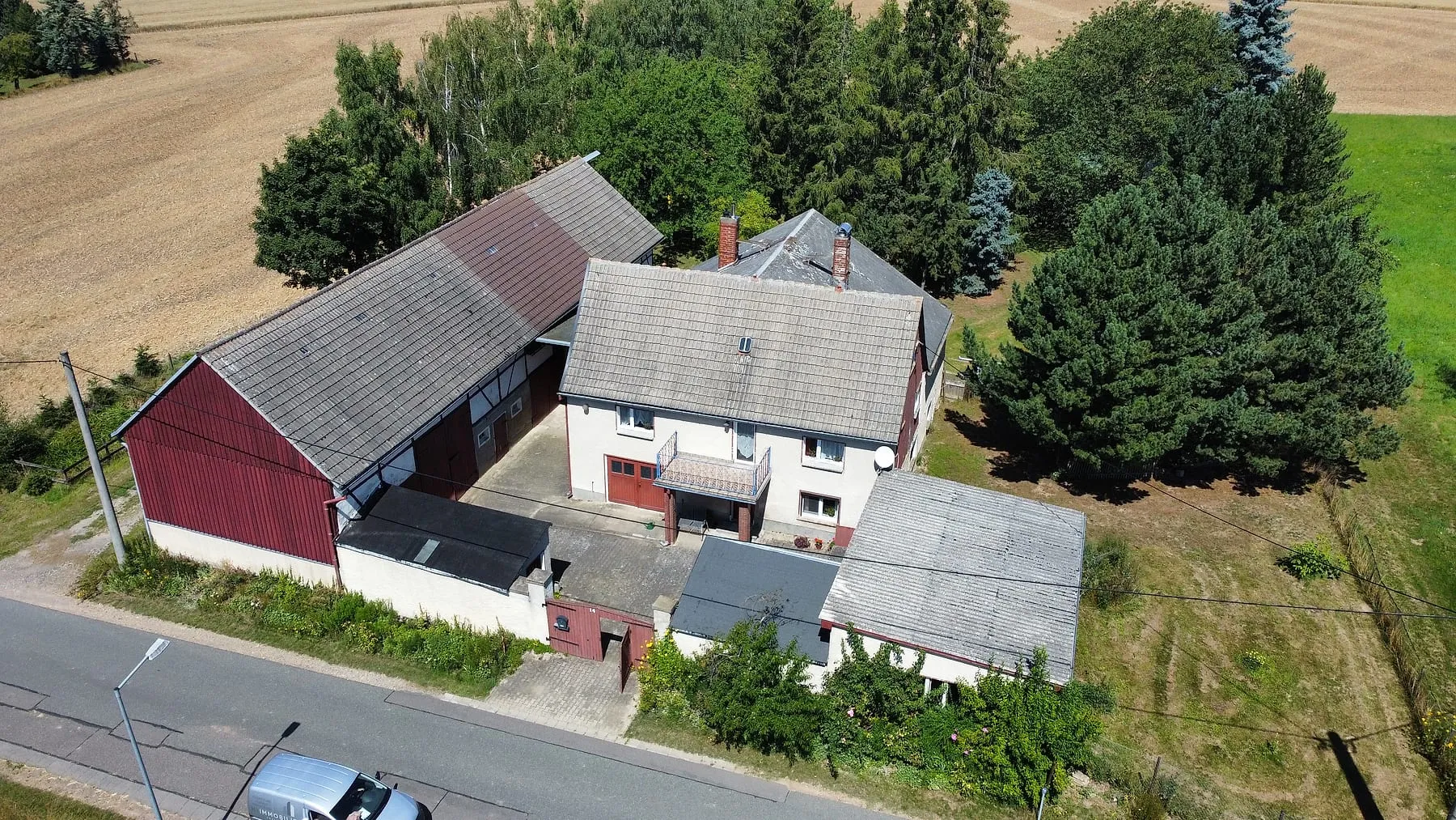 Historischer Bauernhof auf ca. 4.180 m² bei Freiberg, Halsbrücke: Luftaufnahme des gesamten Hofanwesens mit Wohnhaus, großer Scheune und Grundstück