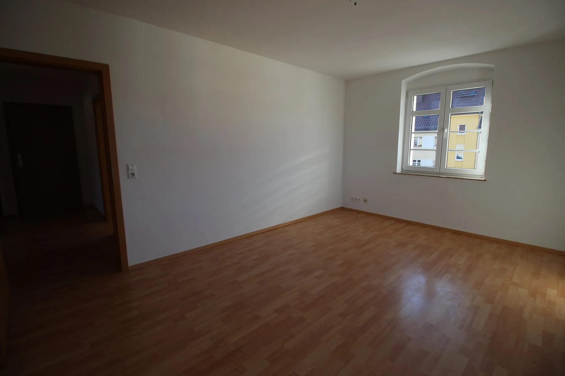 Wohnzimmer mit Fenster und Blick zum Flur