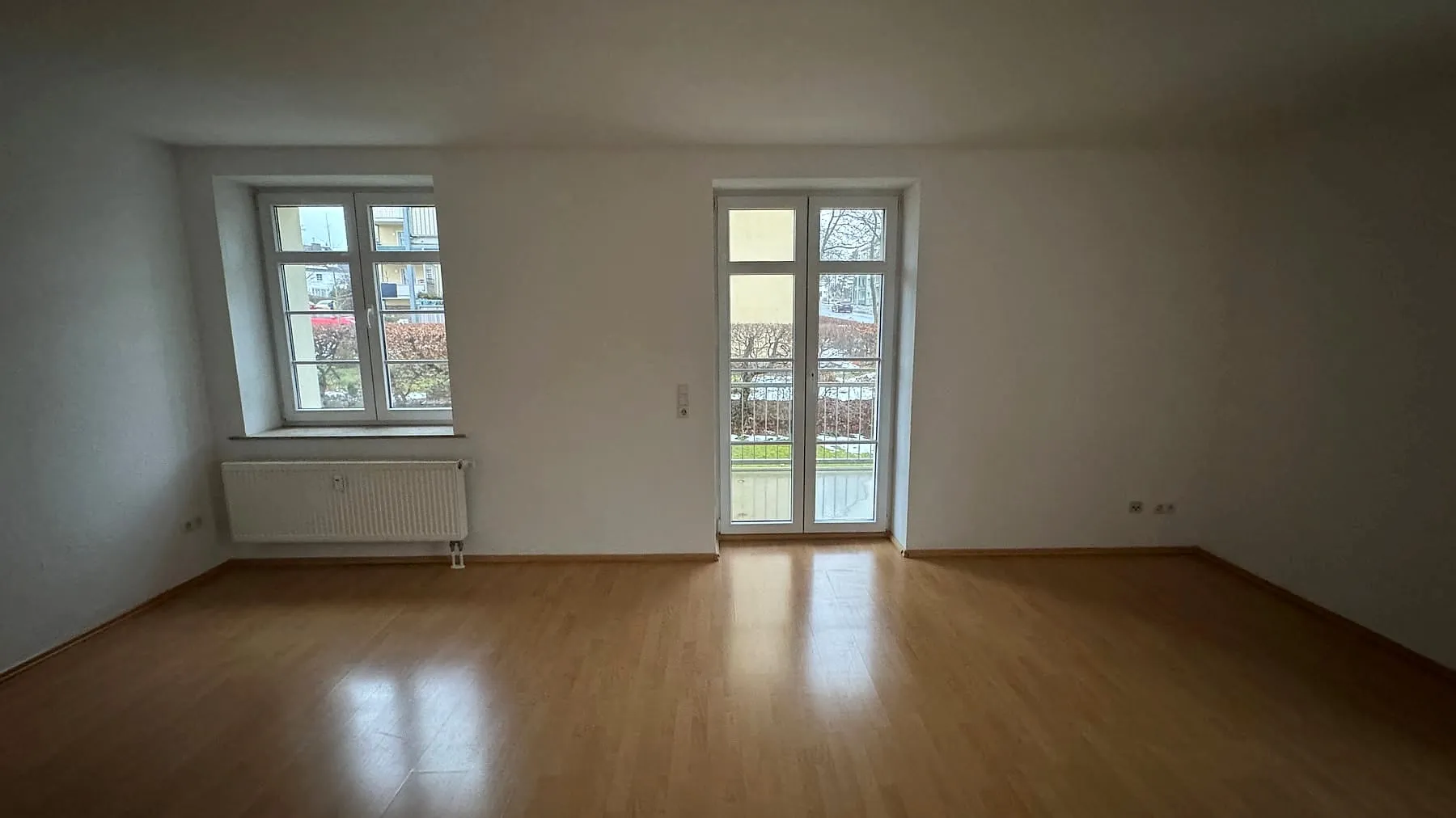 Wohnzimmer mit Balkontür