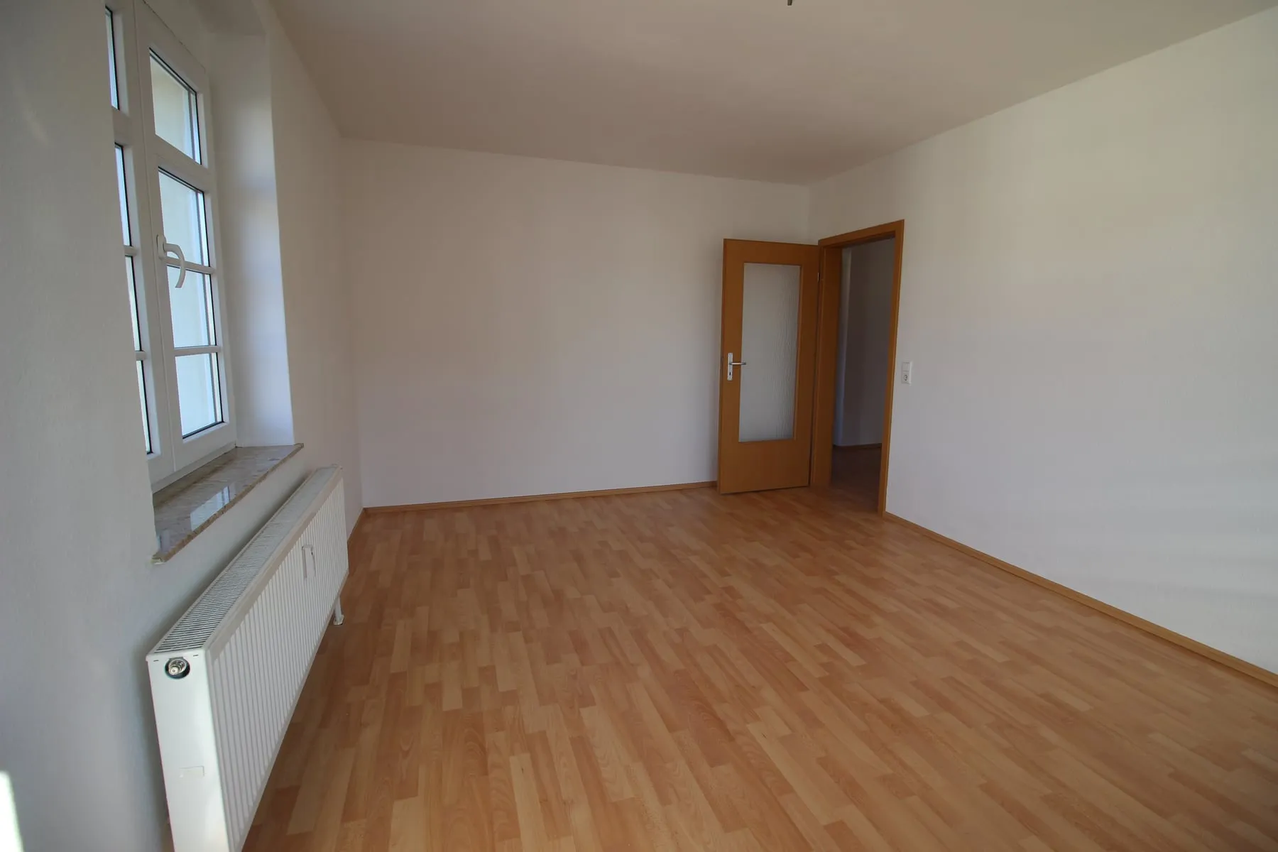 3-Zimmer-Wohnung mit Balkon im Dachgeschoss, Chemnitzer Straße 53: Helles Wohnzimmer mit Fenster und Zugang zum Flur