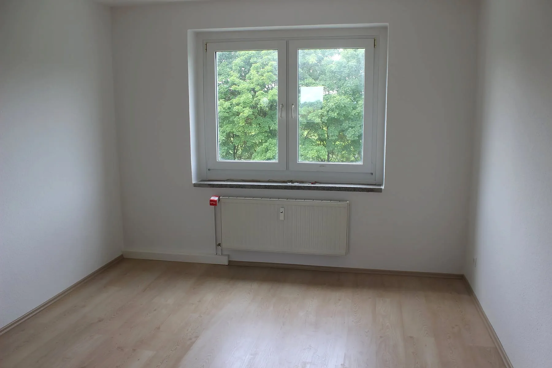 Zimmer mit Fenster und Blick ins Grüne