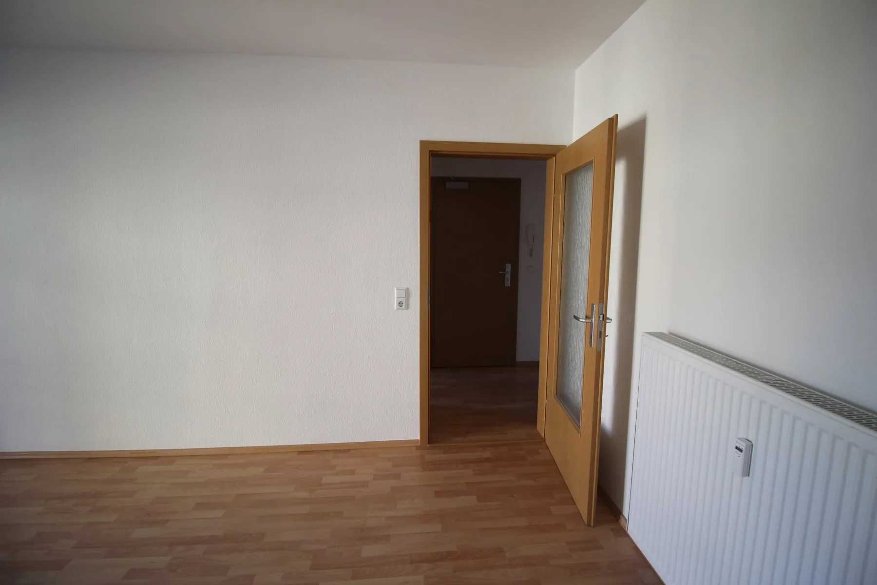 Heller Wohnraum mit Zugang zum Flur