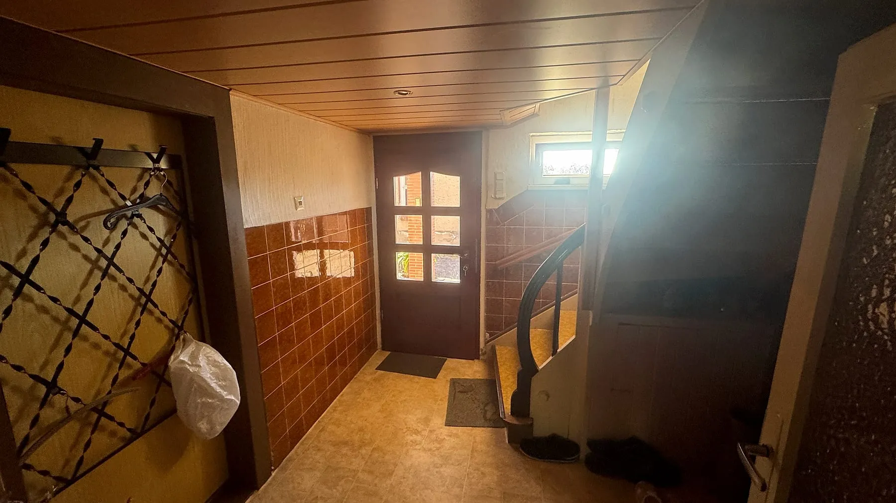 Eingangsflur im Erdgeschoss mit Treppe ins Obergeschoss