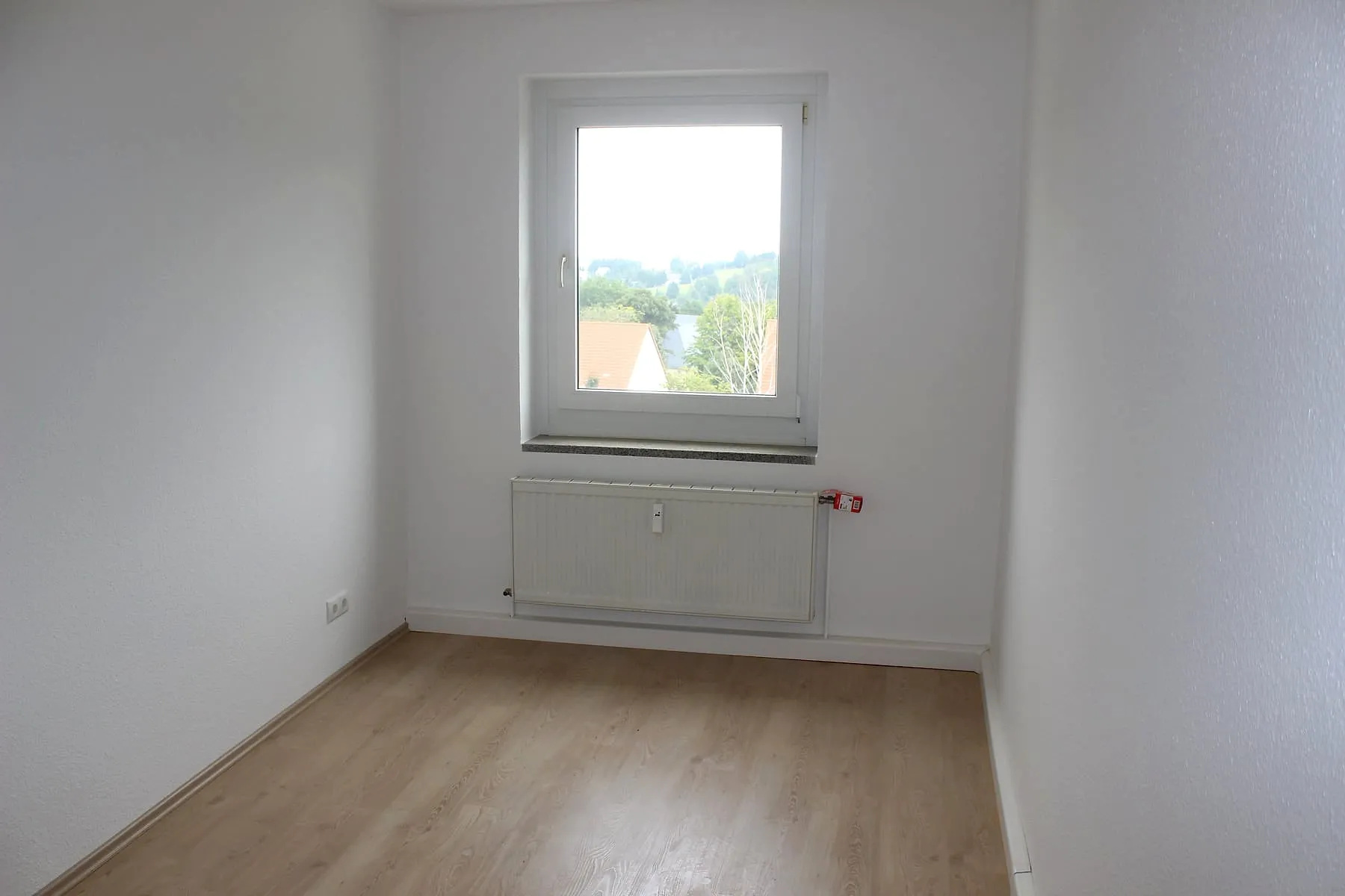 Kinderzimmer mit Fenster und Blick über die Dächer