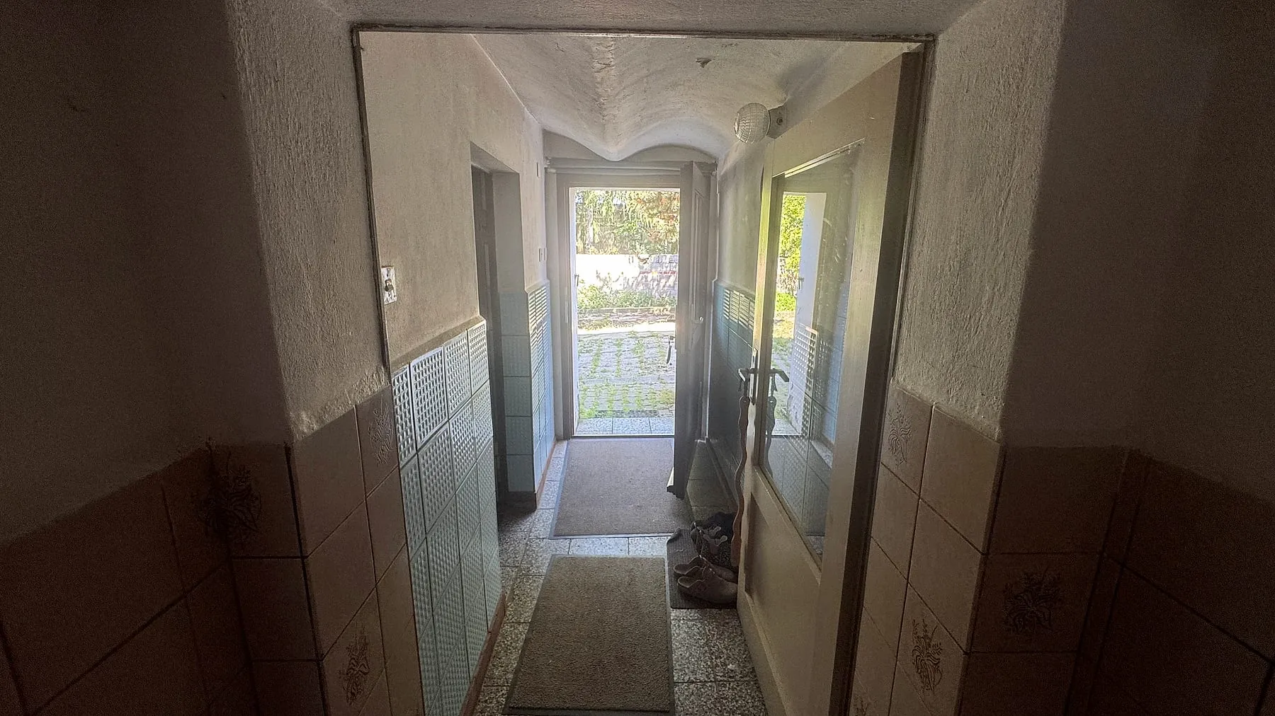 Erdgeschossflur mit Ausgang zum Innenhof