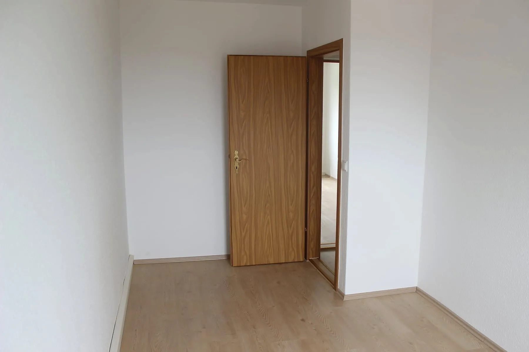 Kinderzimmer mit Zugang zum Flur