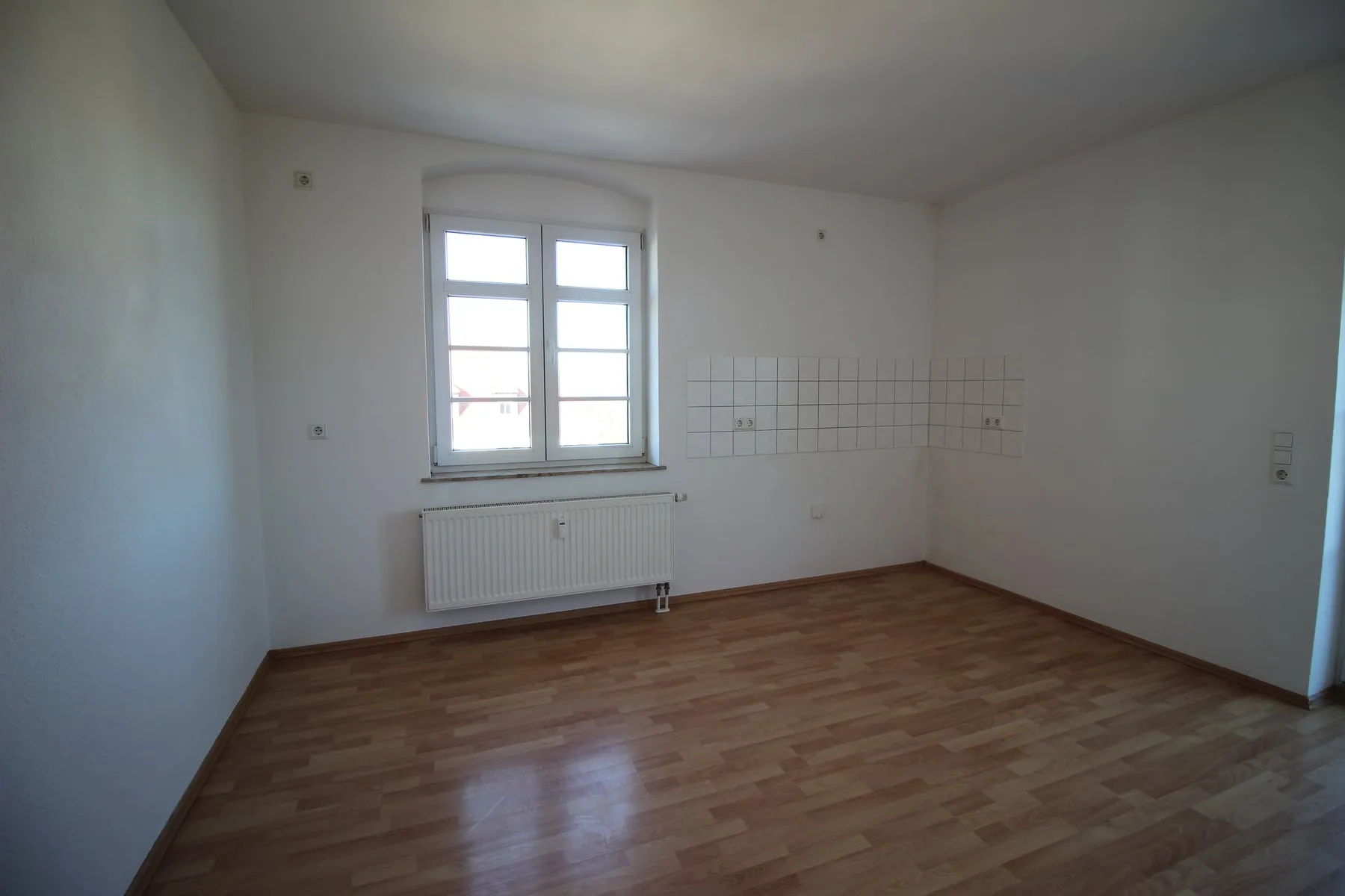 Küche mit Fenster und Fliesenspiegel