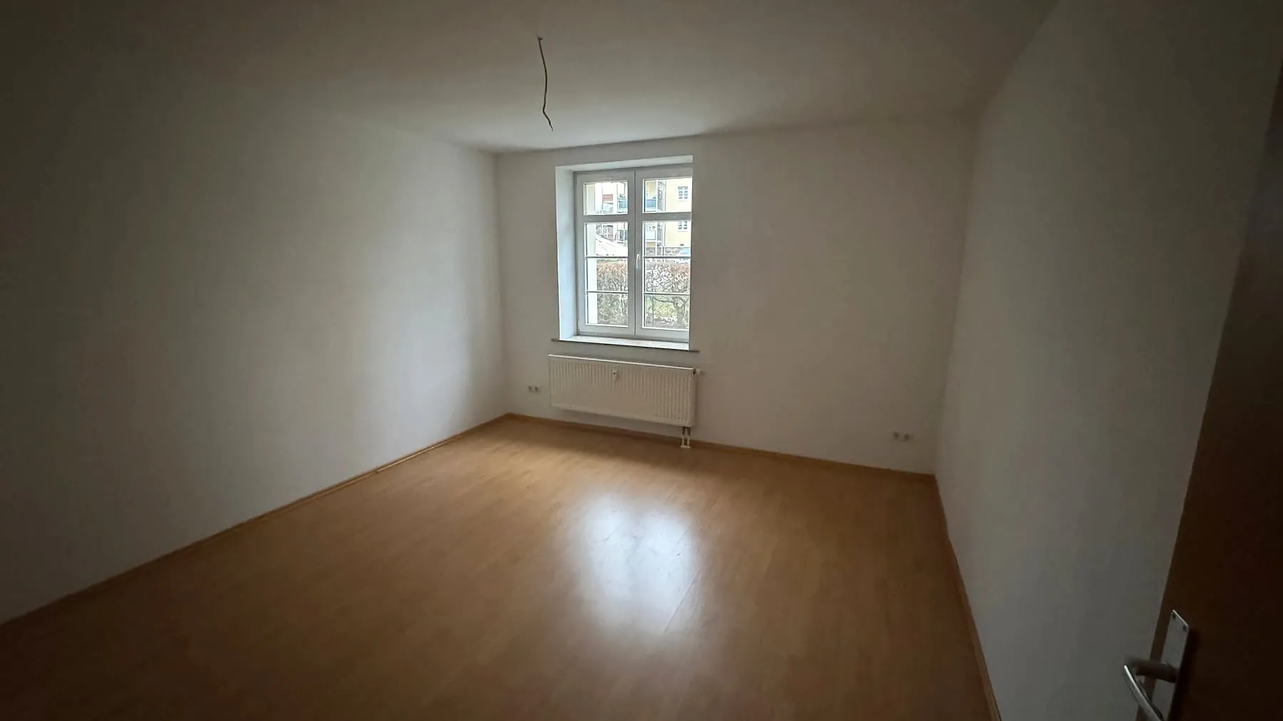 Zimmer mit Fenster zur ruhigen Seite