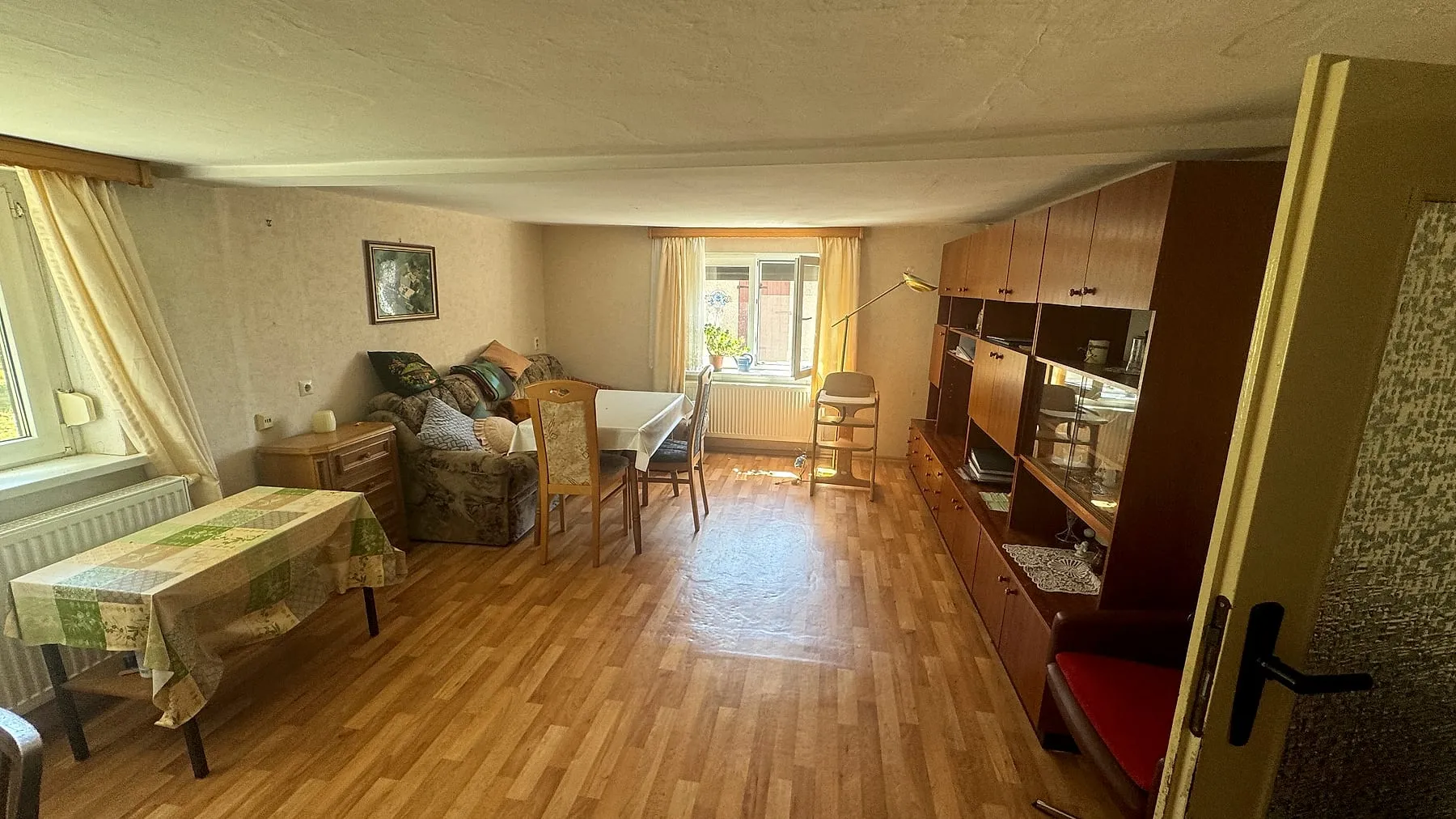 Großes, helles Wohnzimmer im Erdgeschoss