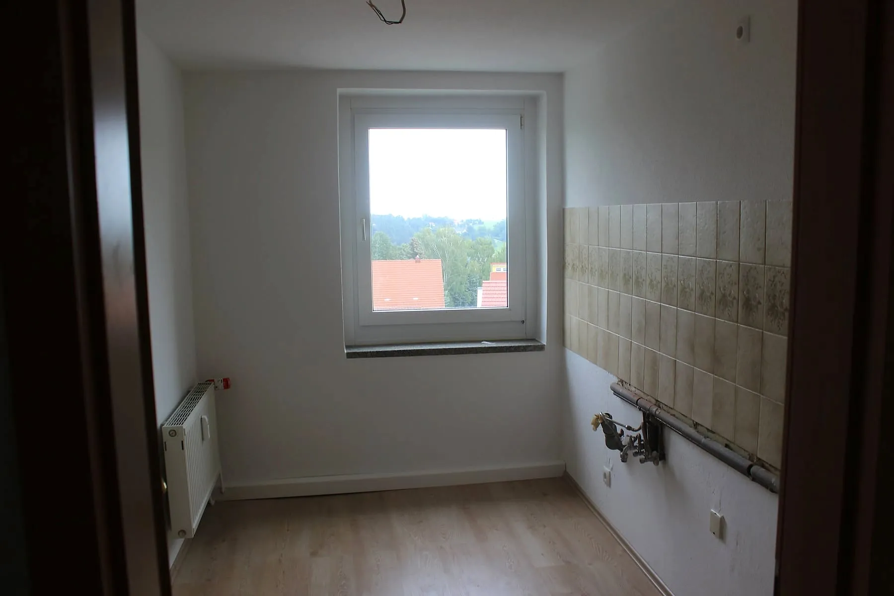 Küche mit Fenster, Fliesenspiegel und Anschlüssen