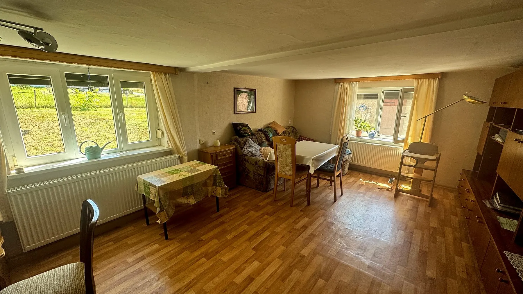 Wohnzimmer im Erdgeschoss mit Blick ins Grüne, weitere Ansicht
