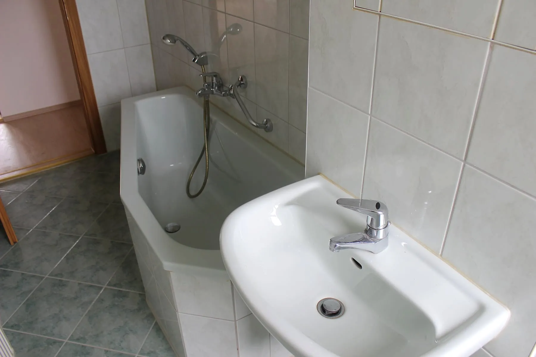 Bad mit Badewanne und Waschbecken