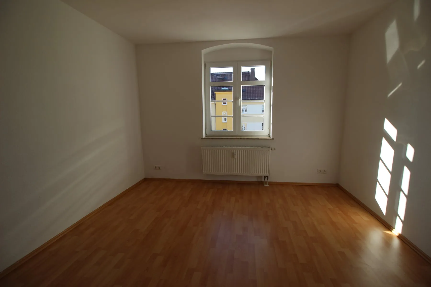 Helles Kinderzimmer mit Fenster