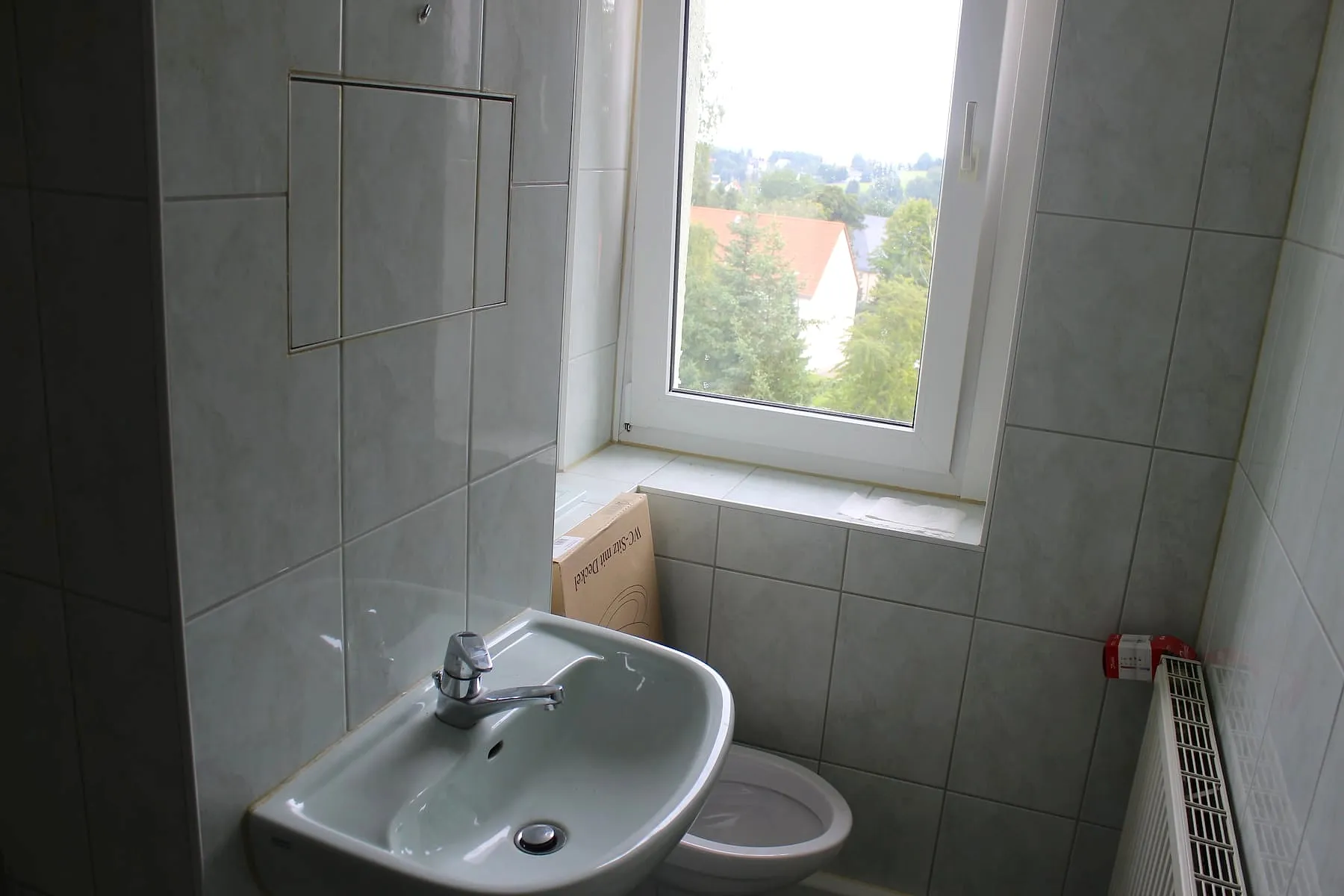 Tageslichtbad mit Waschbecken und Fenster