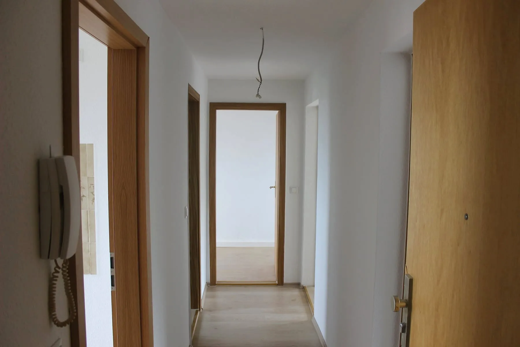 Flur mit Zugang zu allen Räumen und Gegensprechanlage