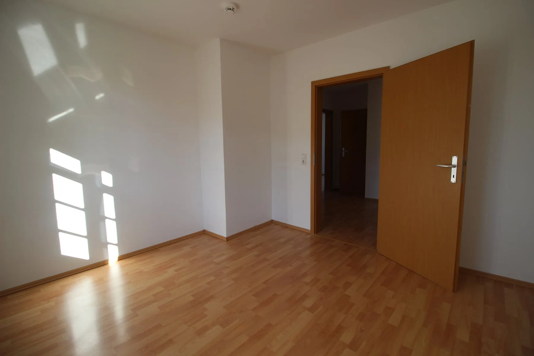 Kinderzimmer mit viel Tageslicht