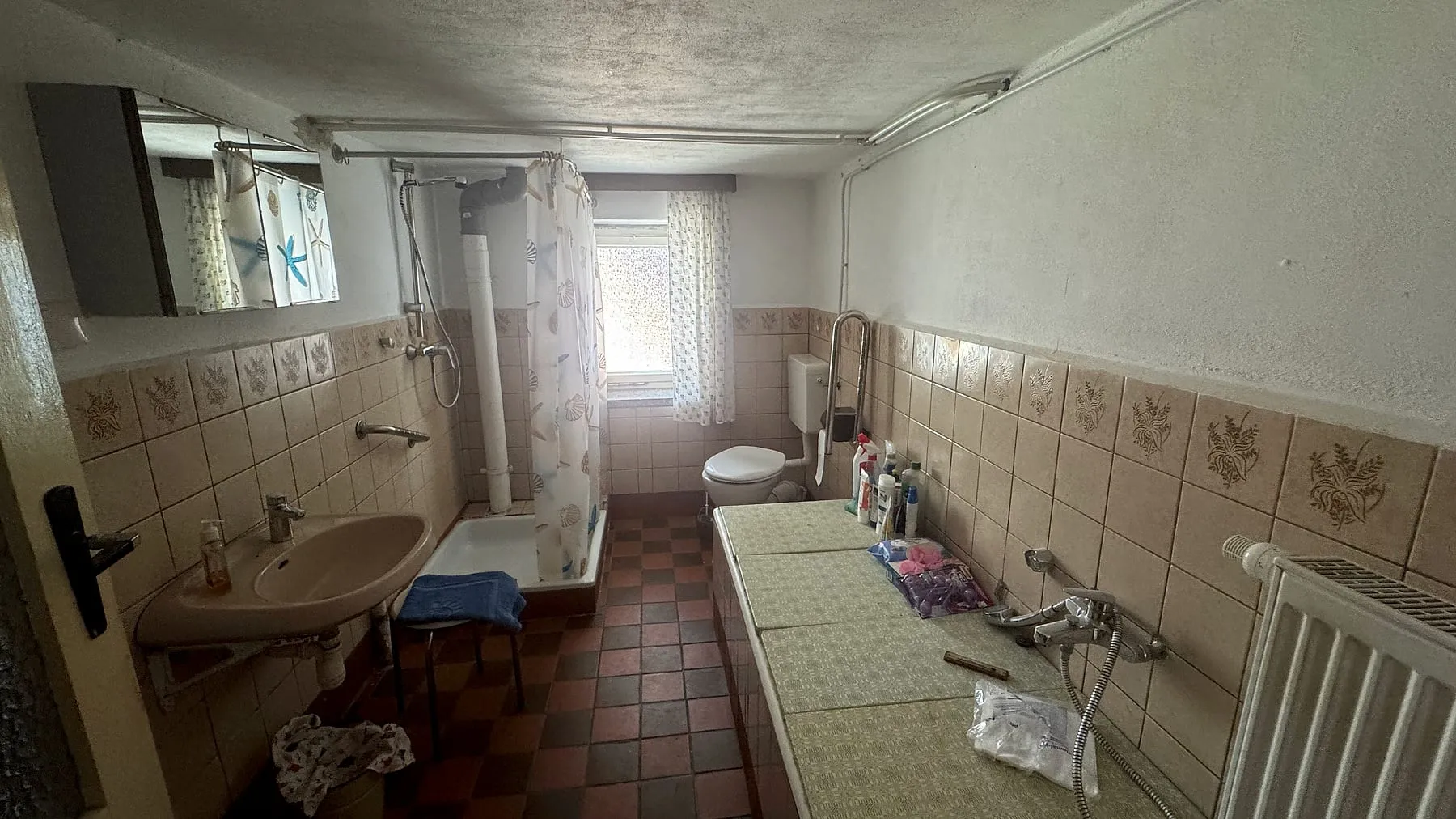 Tageslichtbad mit Dusche und Wanne im Erdgeschoss