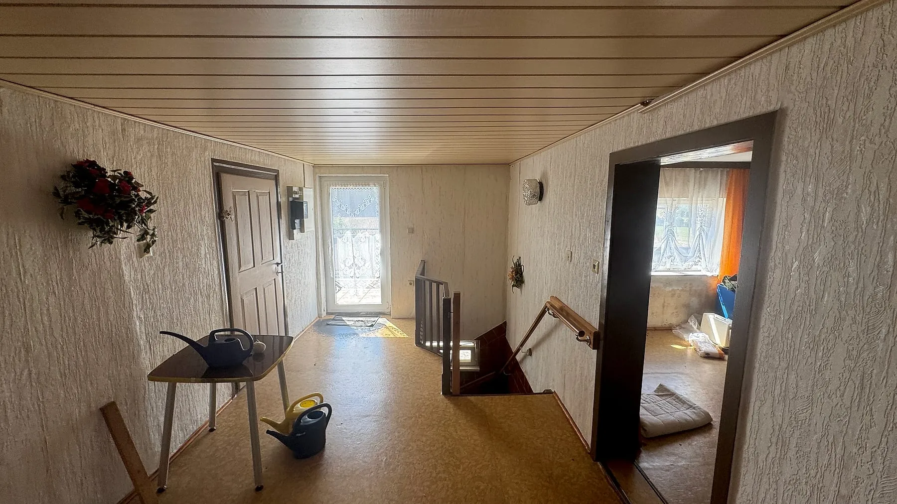 Flur im Obergeschoss mit Zugang zum Balkon