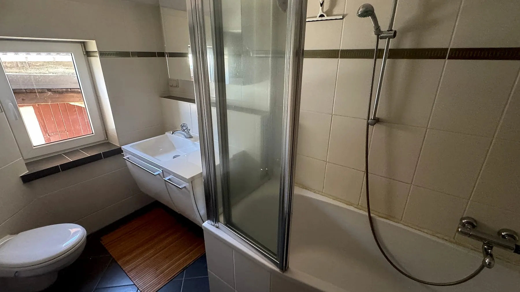 Modernisiertes Badezimmer im Obergeschoss mit Wanne