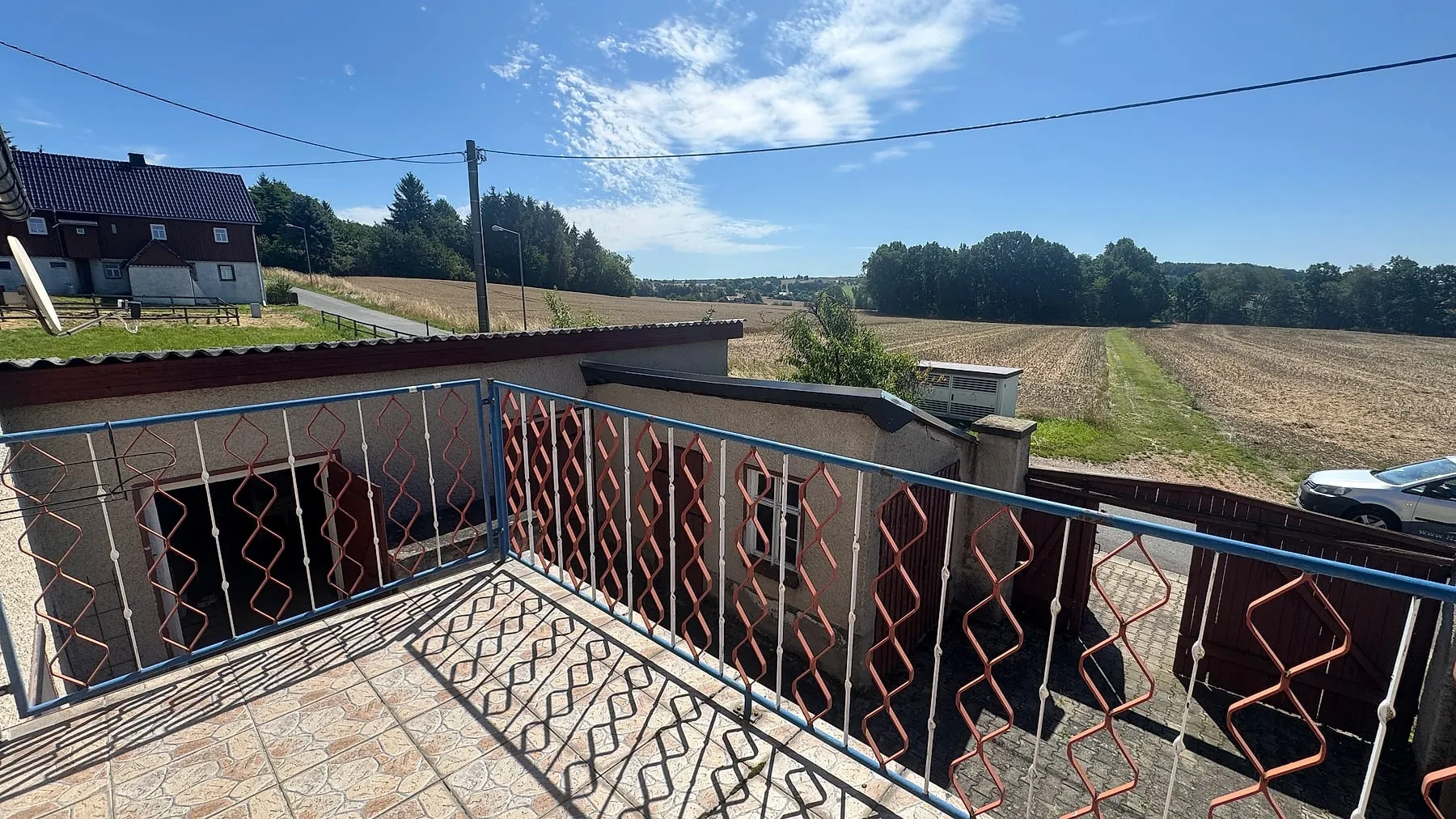 Balkon mit Blick über den Hof