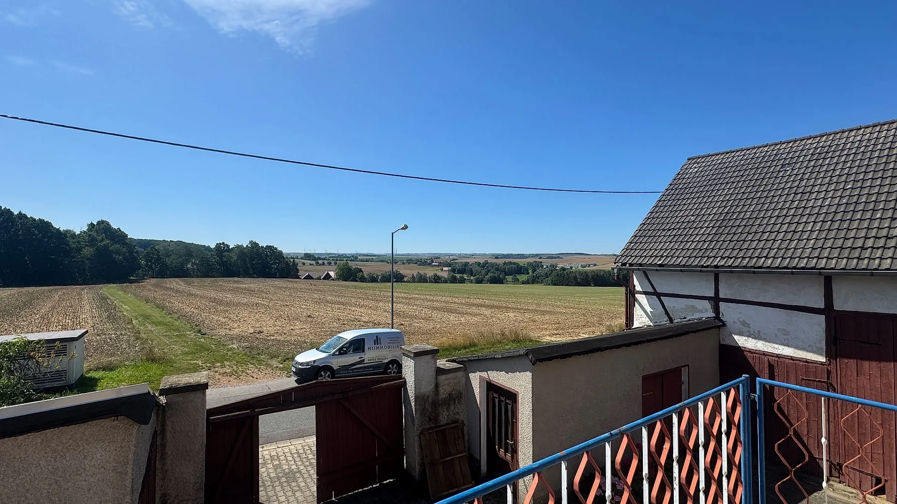 Weiter Ausblick vom Balkon über die Felder