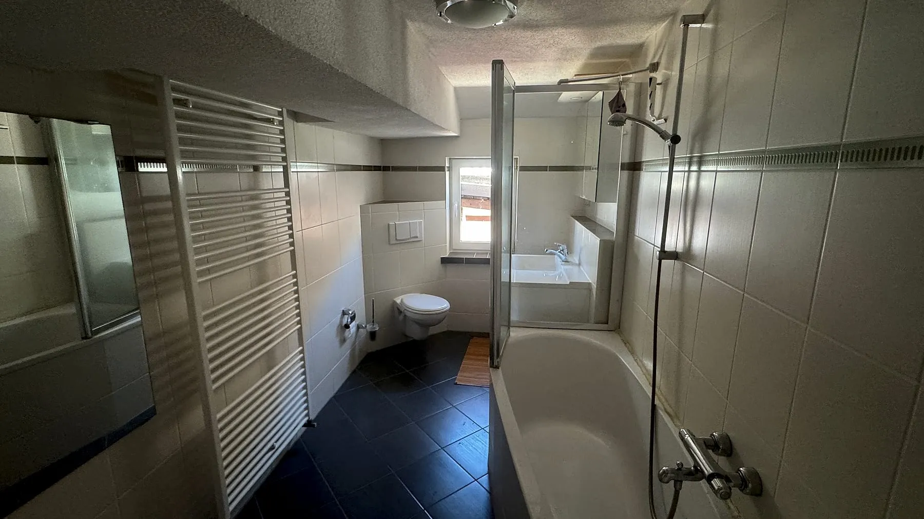 Modernes Badezimmer im Anbau mit Wanne