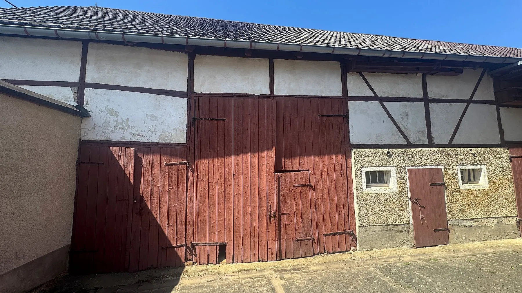 Große Scheune mit Fachwerk und Toren von außen