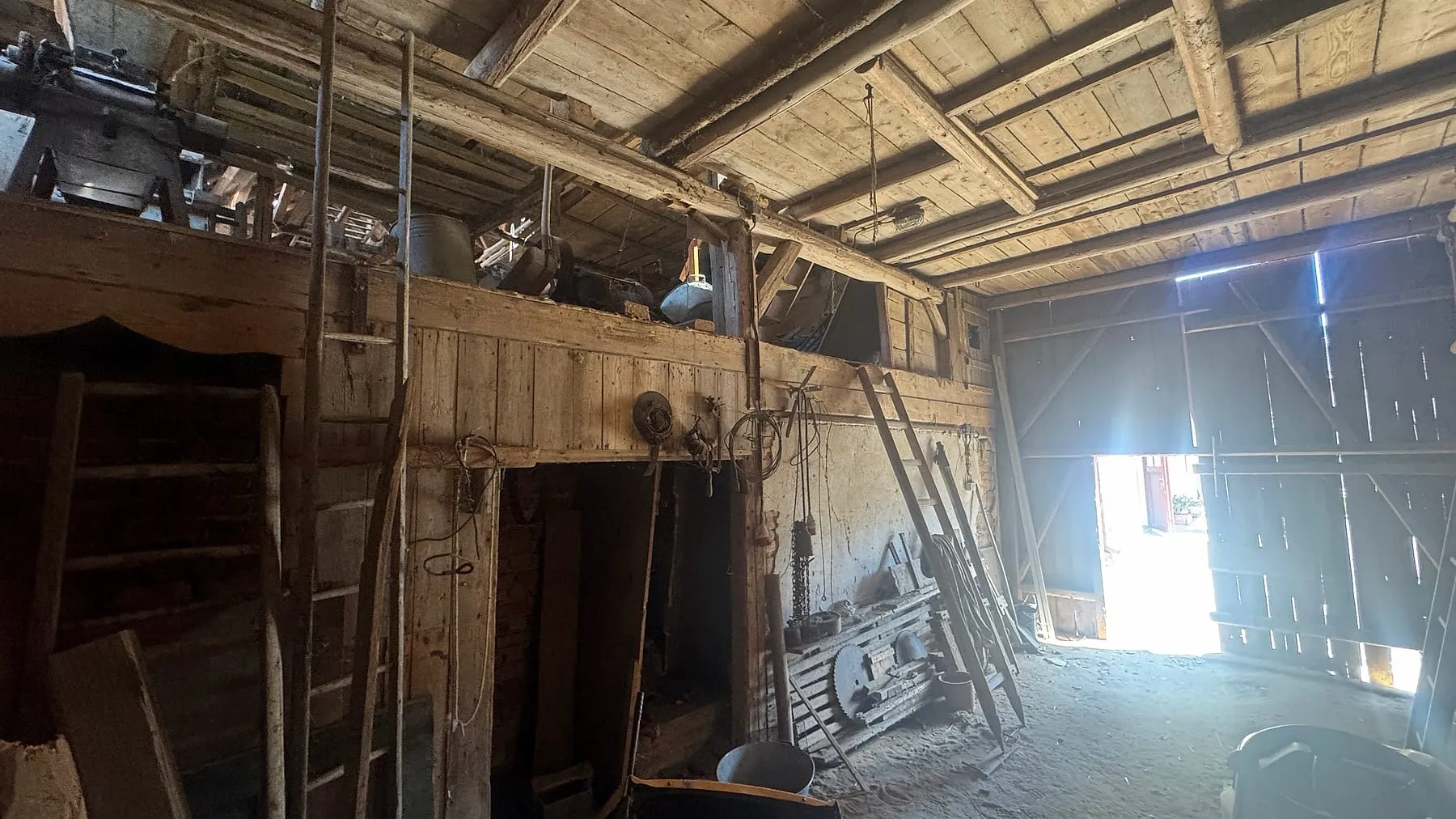 Scheune innen mit historischem Holzbalkenwerk und Heuboden